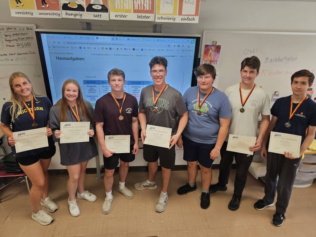 AP German students celebrate successful scores on the Level 4 exam.