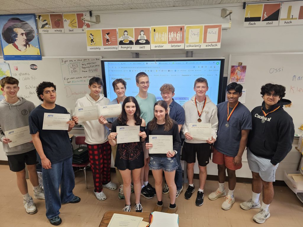 AP German students celebrate successful scores on the Level 4 exam.