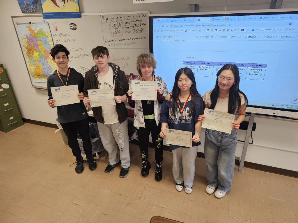 AP German students celebrate successful scores on the Level 3 exam.