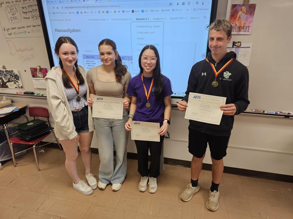 AP German students celebrate successful scores on the Level 3 exam.